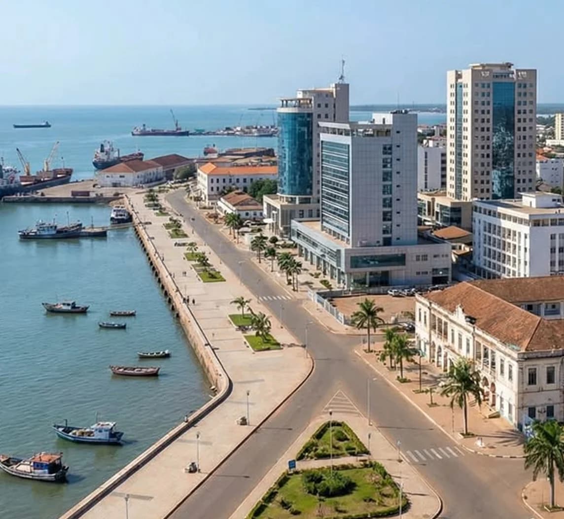 Vue du front de mer et des bâtiments administratifs